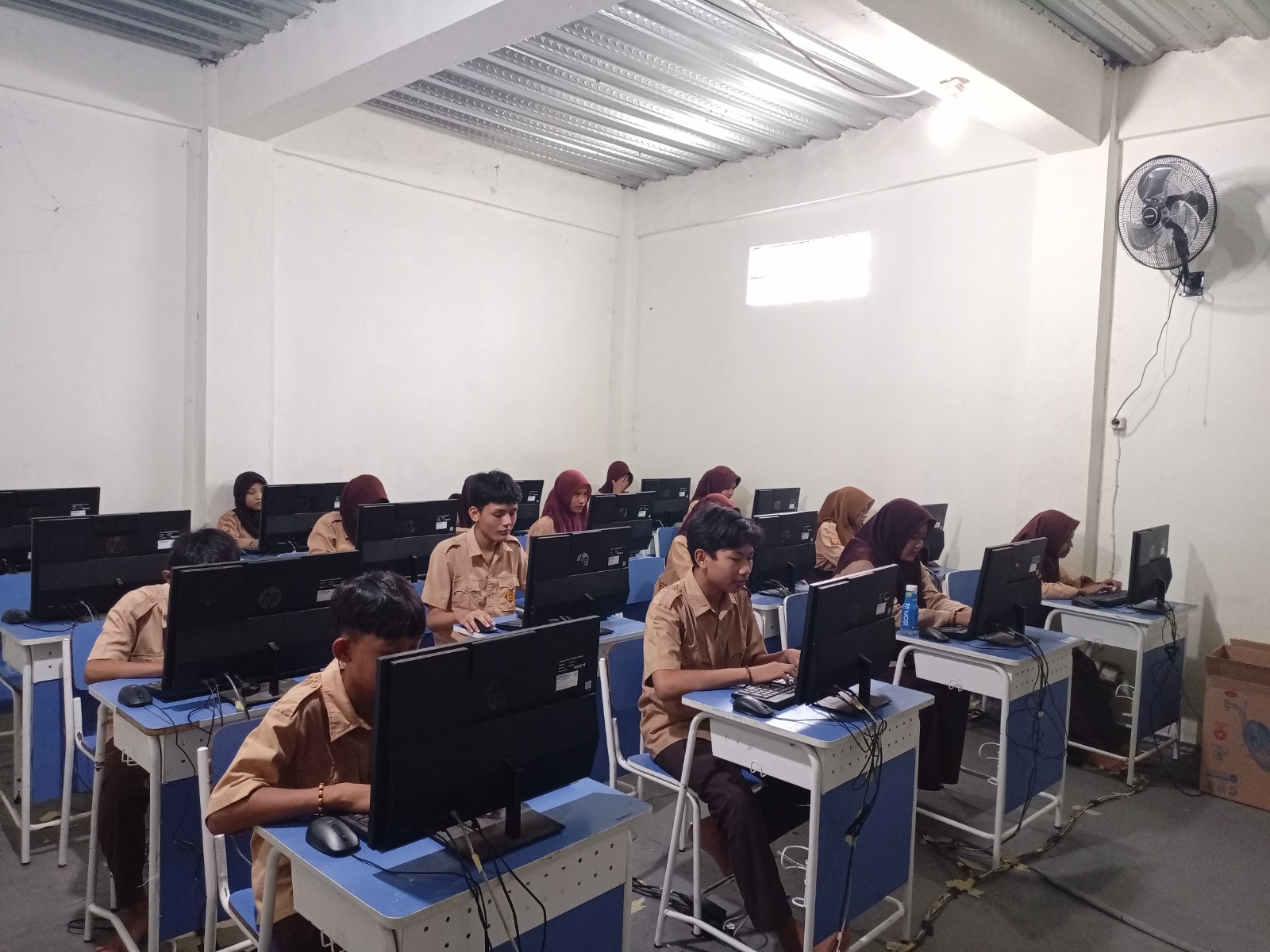 Siswa sedang belajar di lab komputer